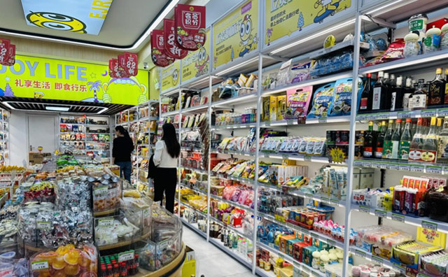 知曉度和市場優(yōu)勢，吳女士選擇怡佳仁零食店加盟品牌，事業(yè)蛻變