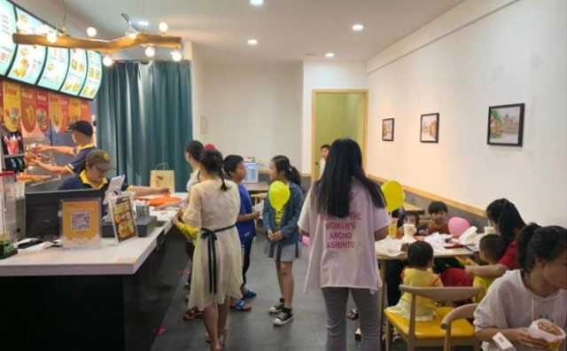 拎包輕松開店，快樂星漢堡好評如潮！