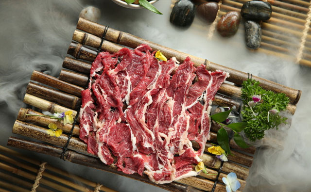 創(chuàng)業(yè)開一家牛肉飯店，選擇單打獨(dú)斗還是加盟
