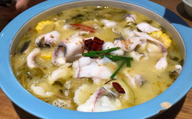 創(chuàng)業(yè)開一家酸菜魚店，選擇單打獨(dú)斗還是加盟