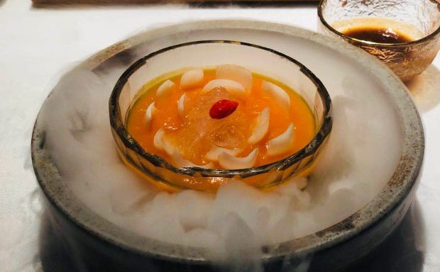 餐廳故意把菜價定的很貴，顧客卻都愛來