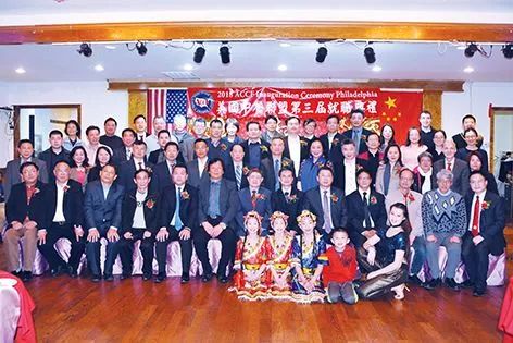 慶功宴后，部份與會嘉賓和費(fèi)城當(dāng)?shù)亓x工合影留念
