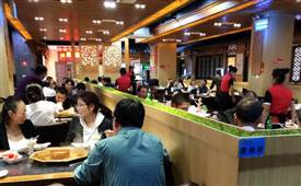 門店數(shù)量急劇縮減，“地攤火鍋”過時了？