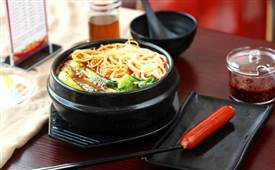 過橋米線店如何維護(hù)顧客關(guān)系，以下三點需注意